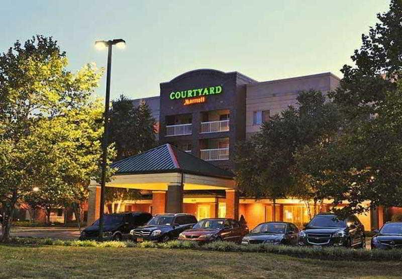 Courtyard Woodbridge 3*