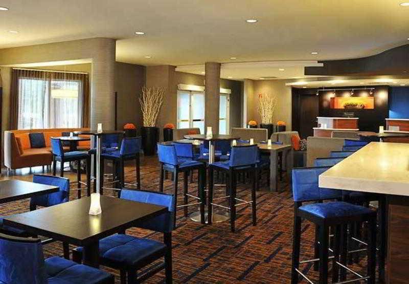 Courtyard Woodbridge Hotel 3*