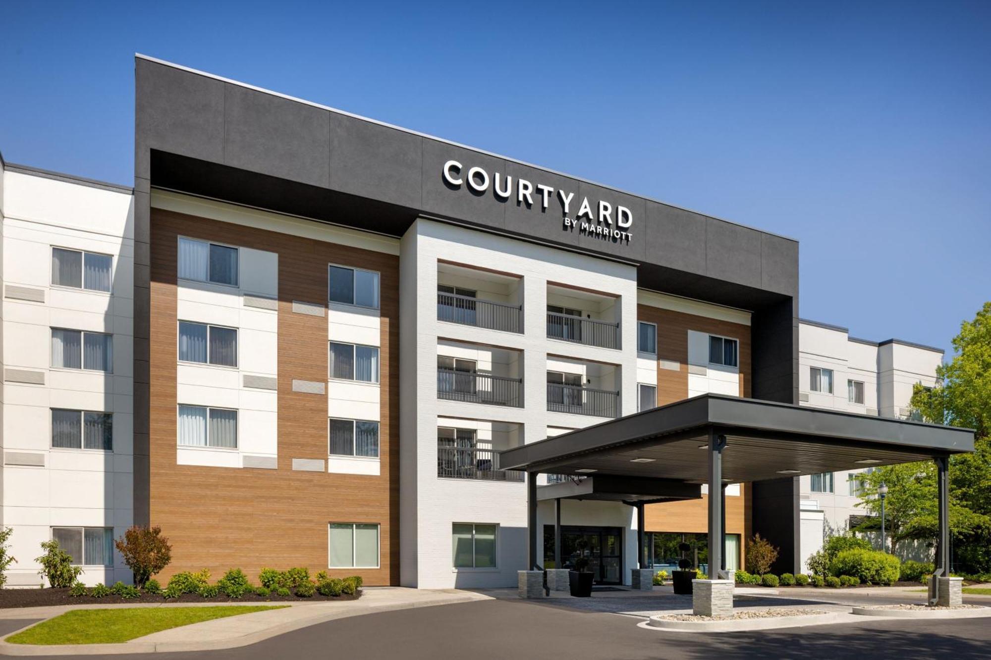 Courtyard Woodbridge Hotel 3*
