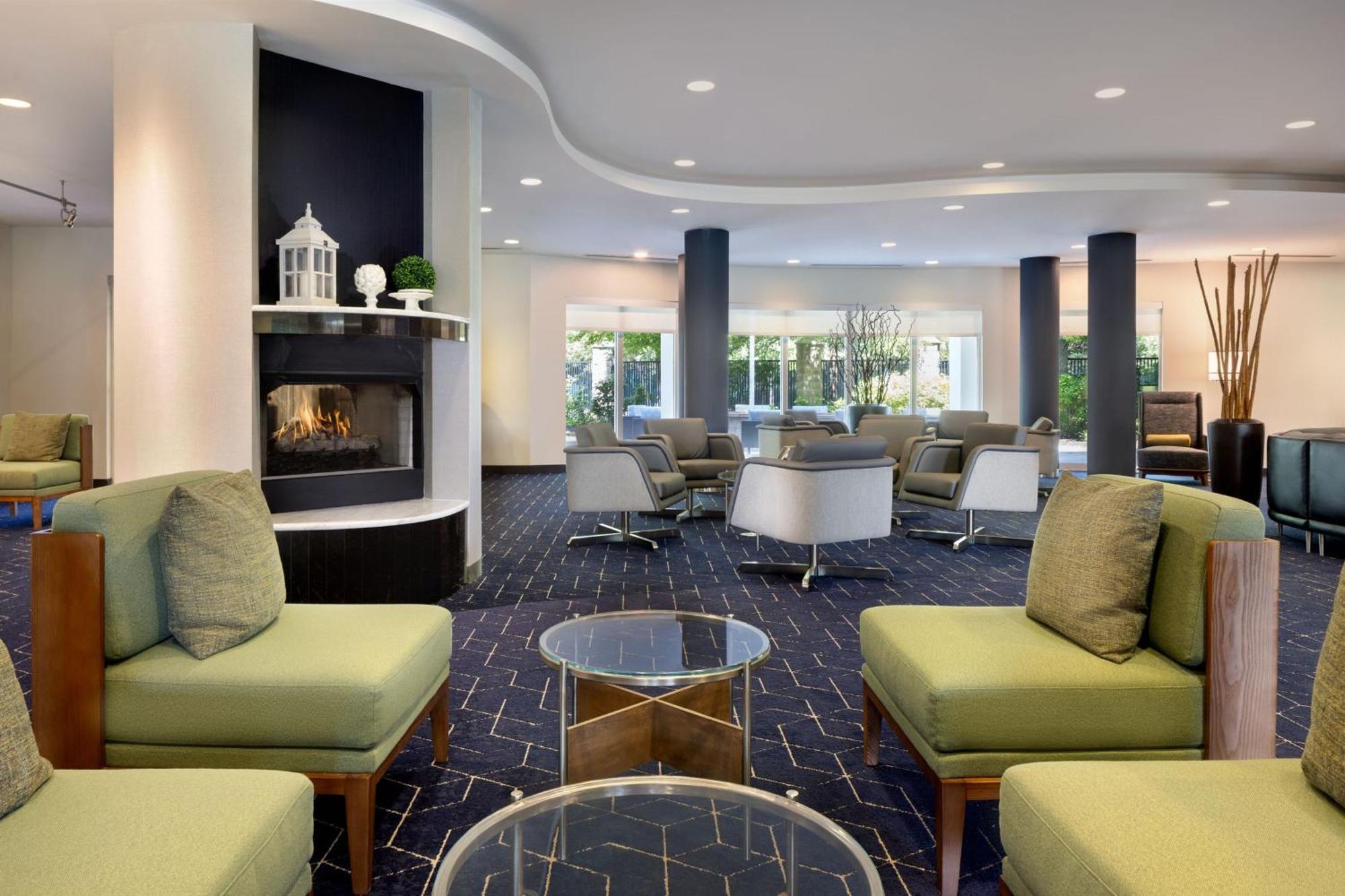 Courtyard Woodbridge Hotel 3*