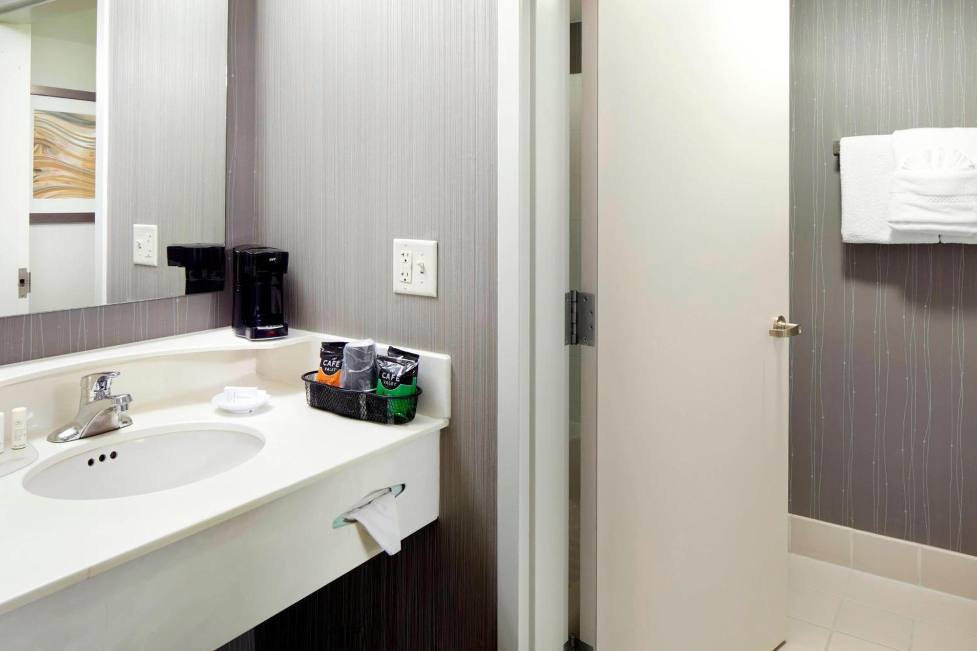 Courtyard Woodbridge 3* Edison