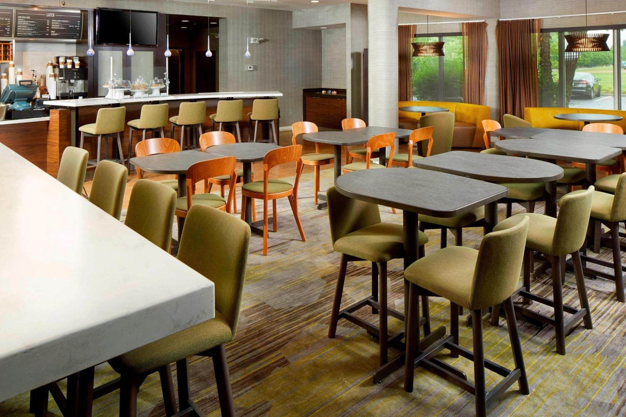 Courtyard Woodbridge Hotel 3*