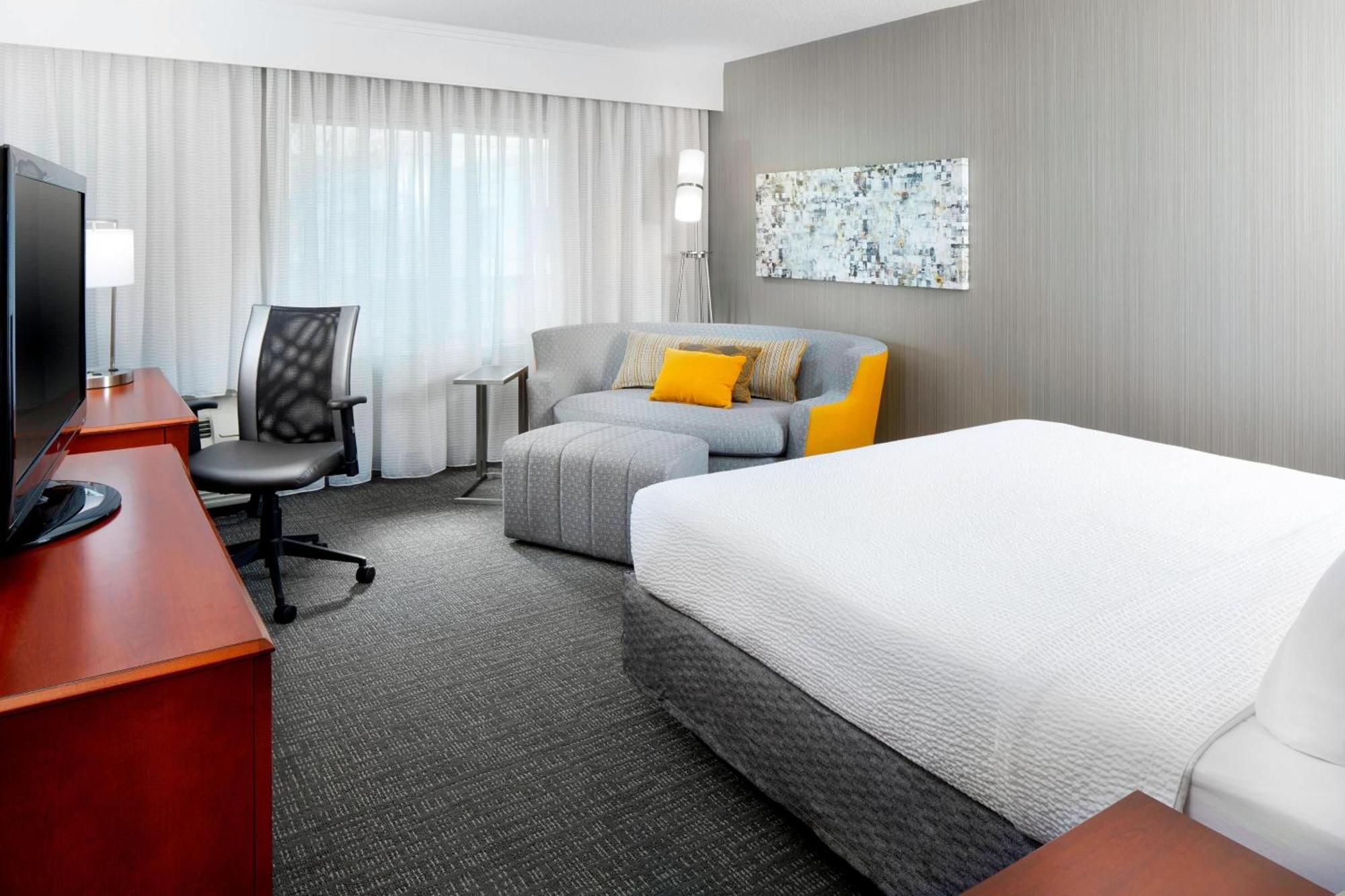 Courtyard Woodbridge 3*