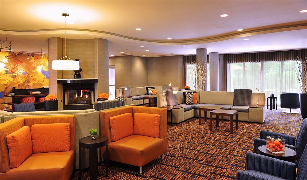 Courtyard Woodbridge Hotel 3*