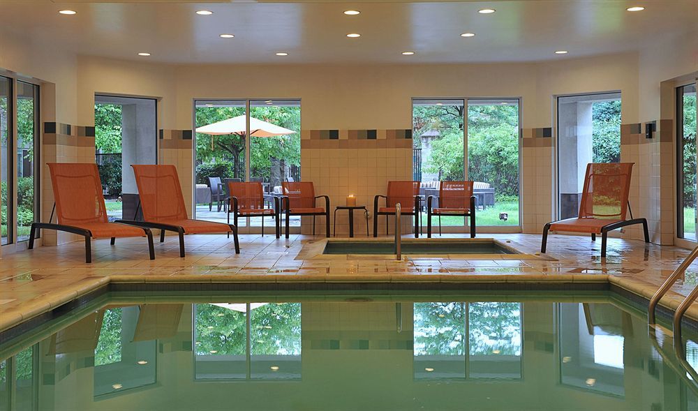 Courtyard Woodbridge Hotel 3*