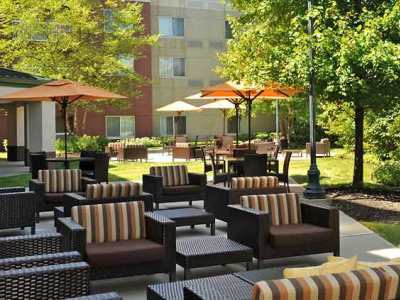 Courtyard Woodbridge Hotel 3*