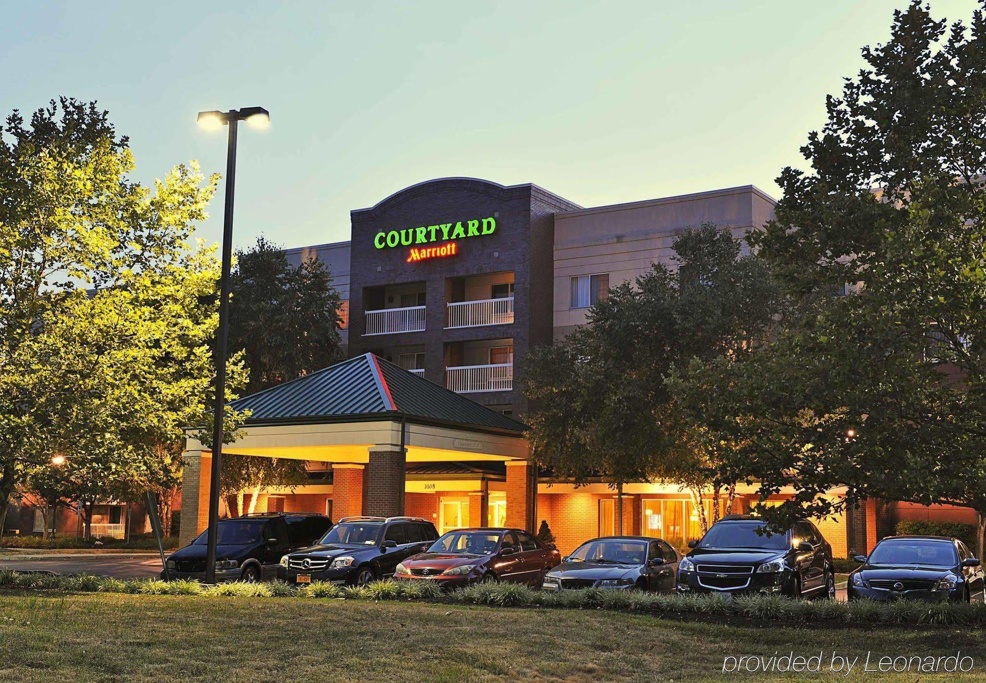 Hotel Courtyard Woodbridge