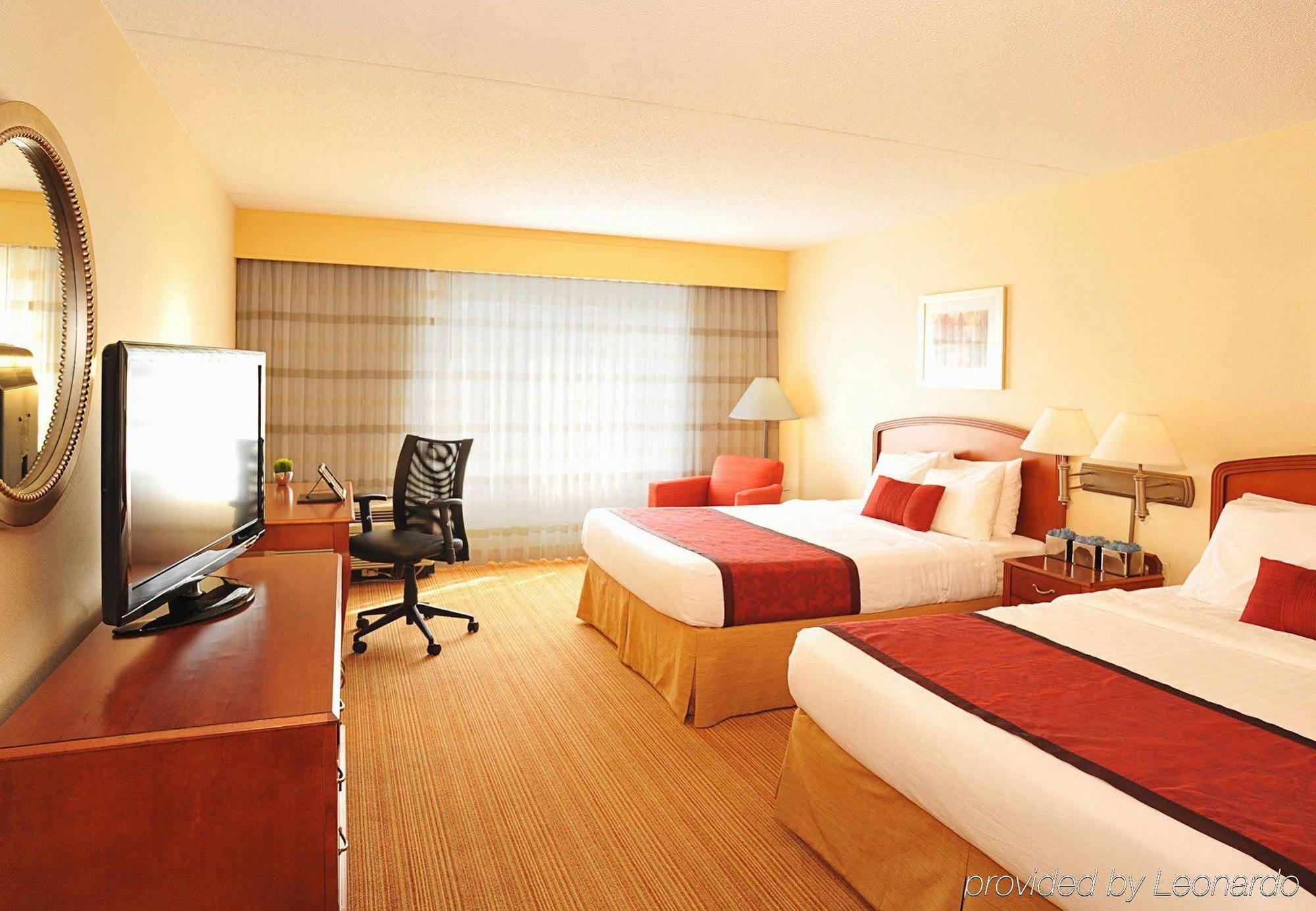 Courtyard Woodbridge 3*
