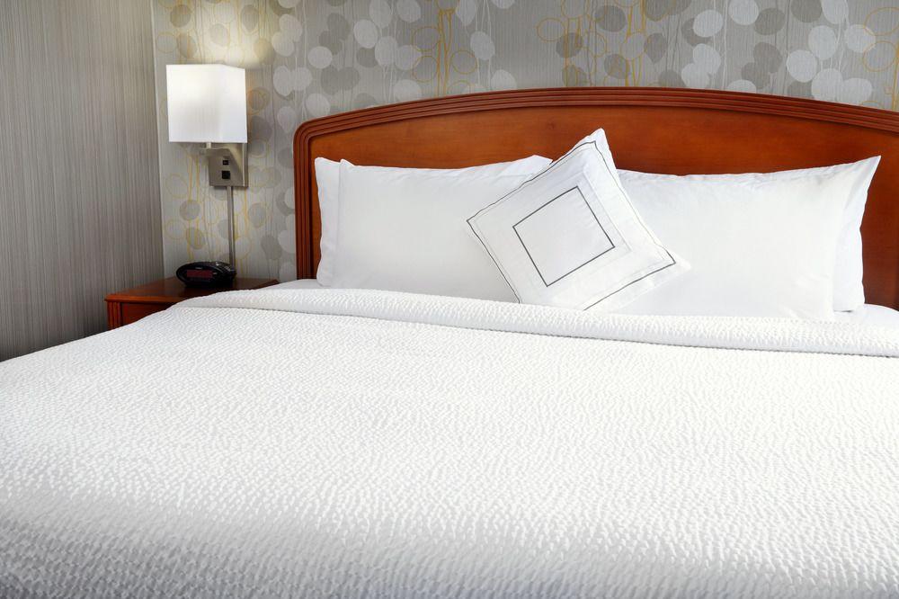 Courtyard Woodbridge 3*