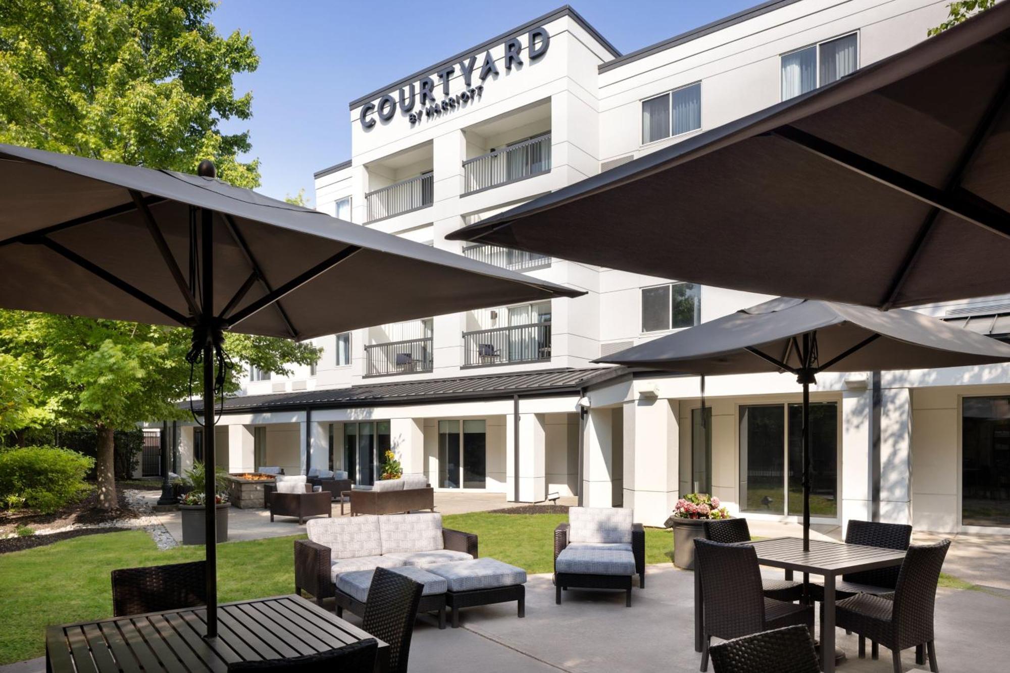 Courtyard Woodbridge Hotel 3*