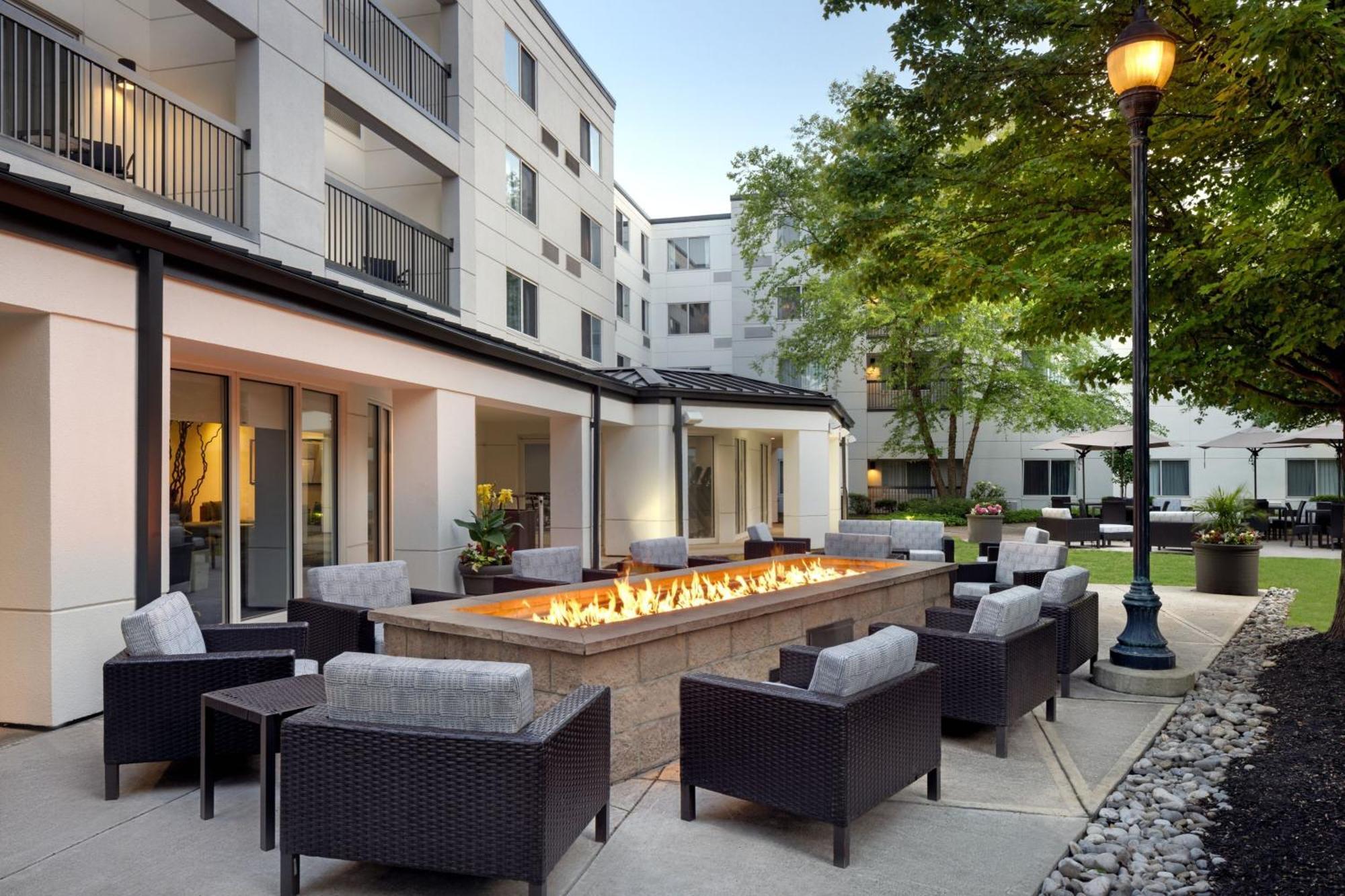 Hotel Courtyard Woodbridge