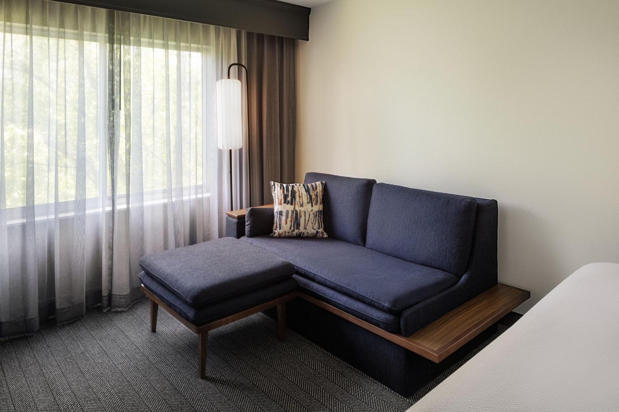 Courtyard Woodbridge 3*