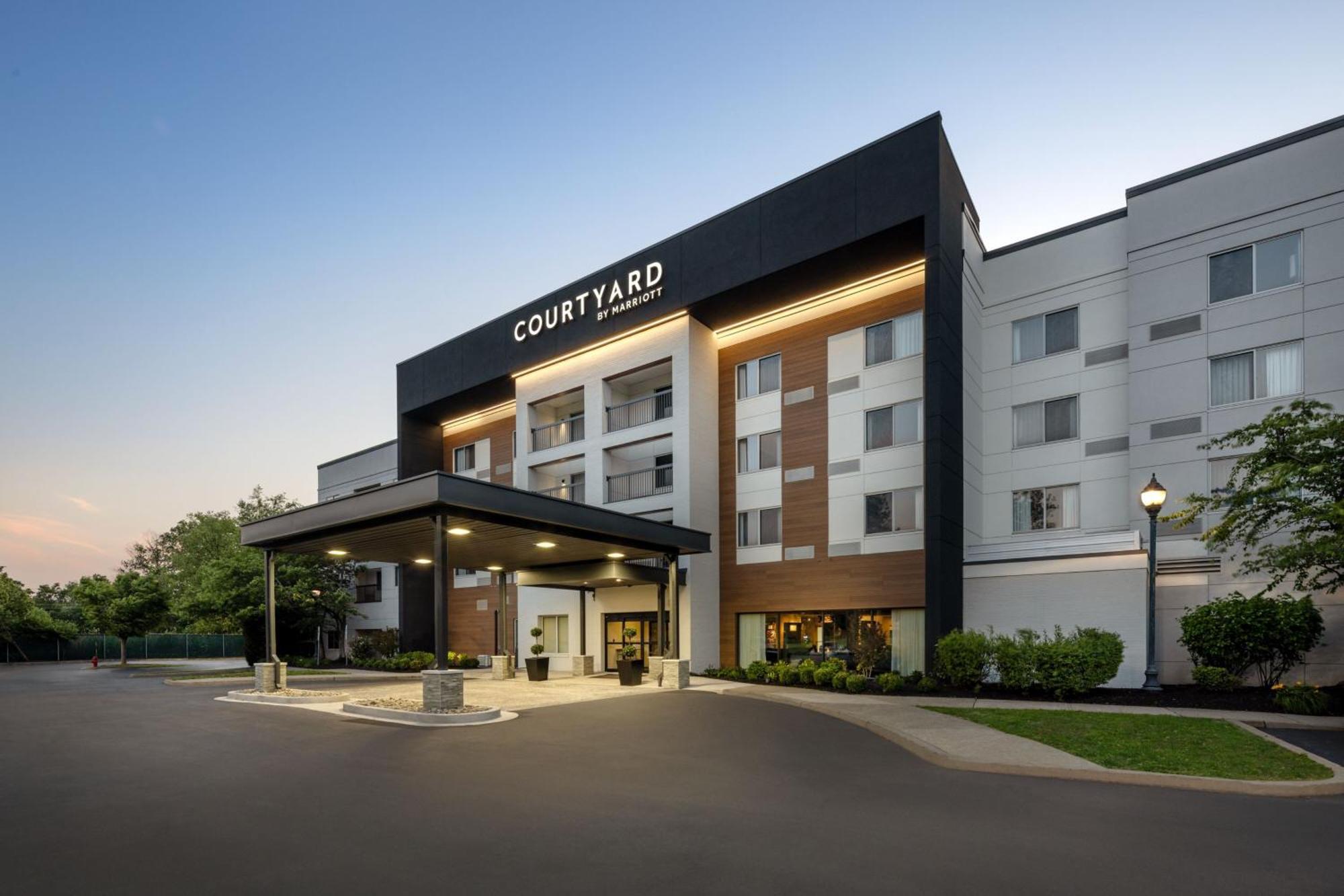 Hotel Courtyard Woodbridge 3*