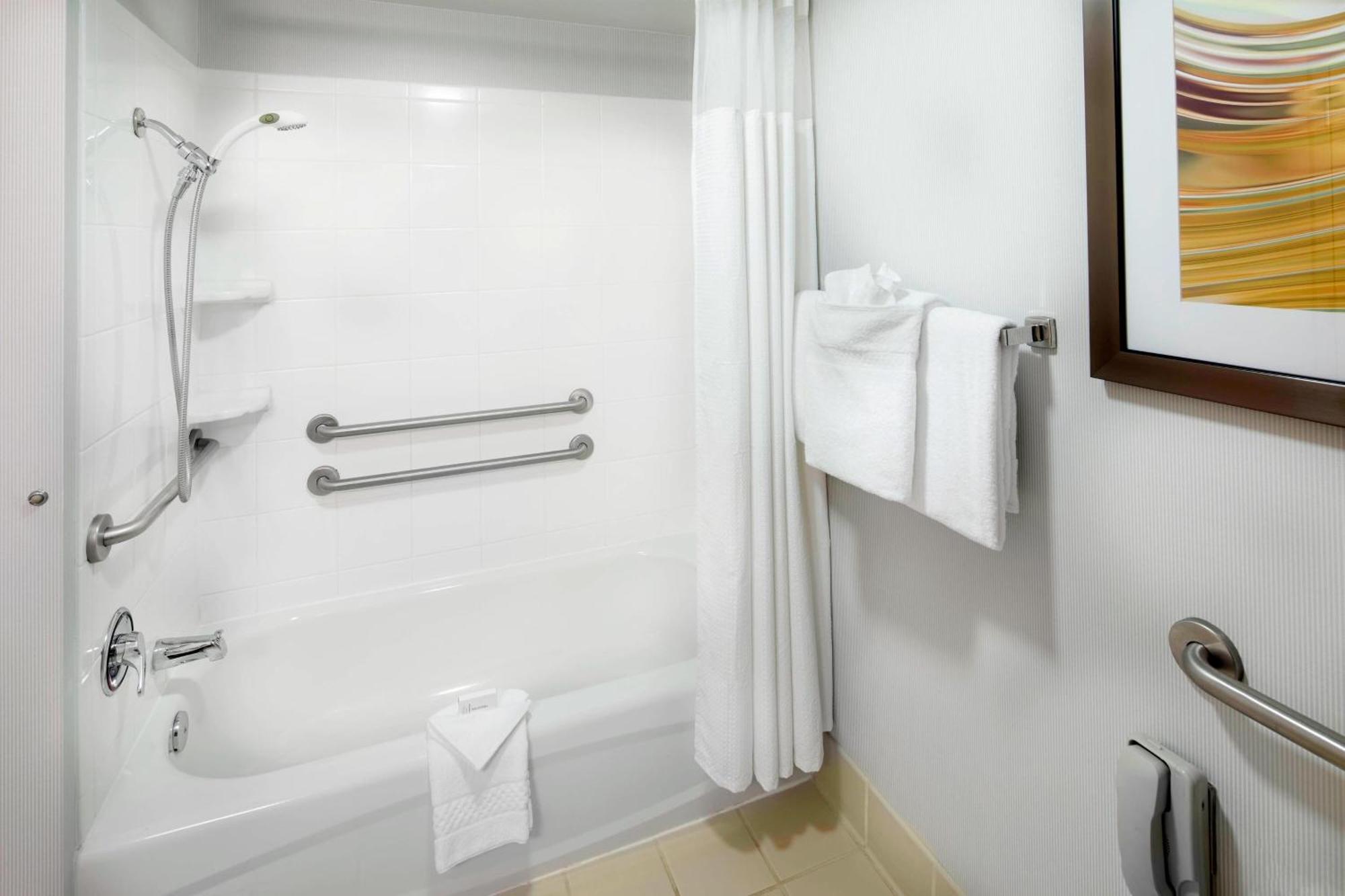 Courtyard Woodbridge 3*