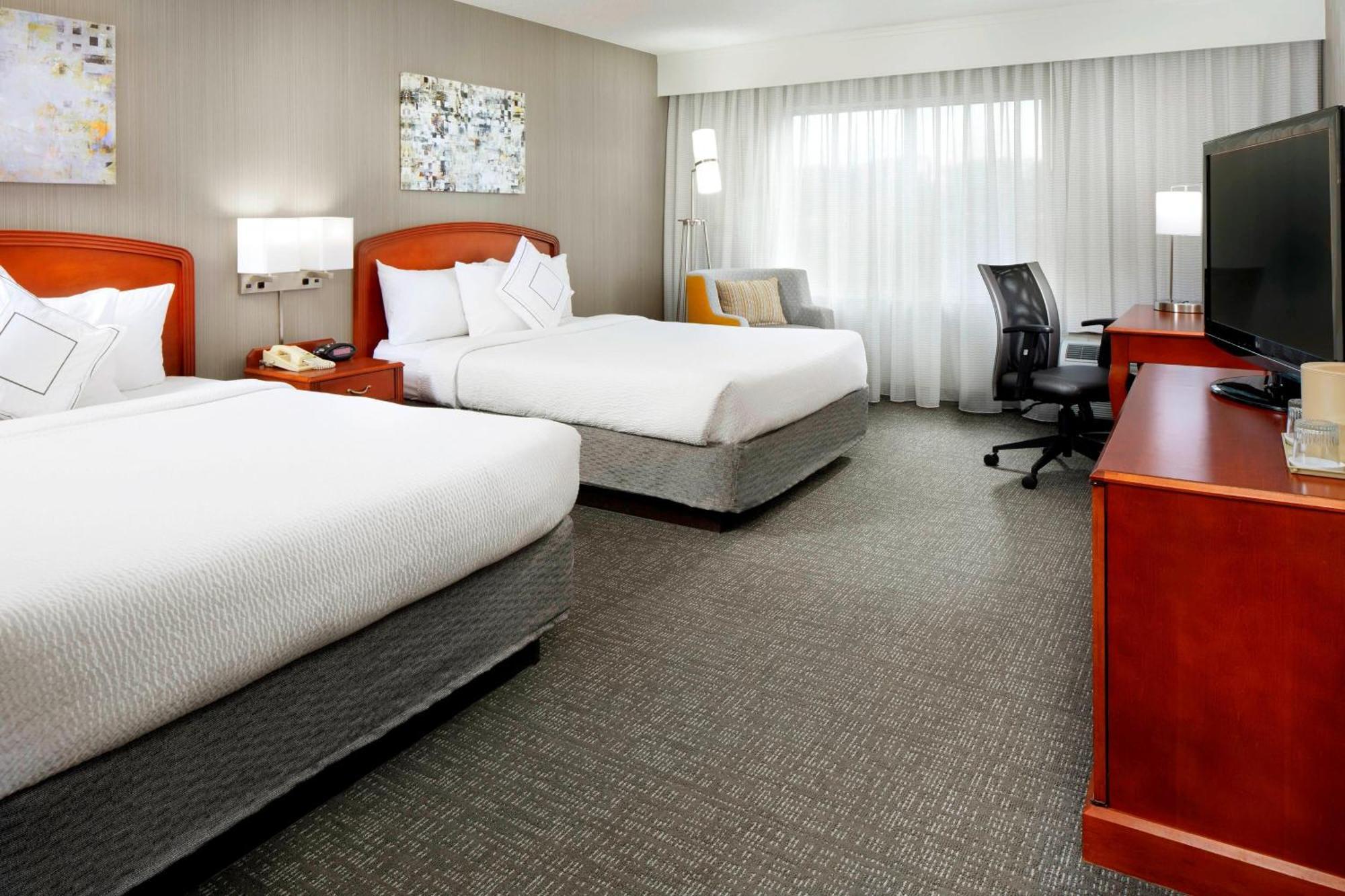 Courtyard Woodbridge 3*